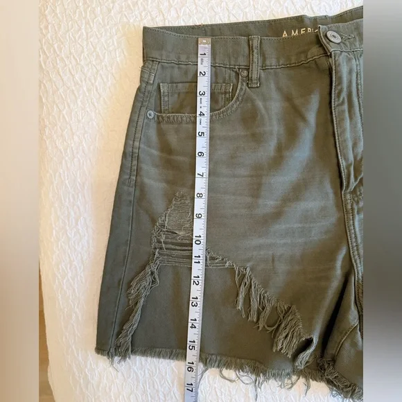 American Eagle High-Rise Distressed Shorts – Size 14 - Picture 6 of 14